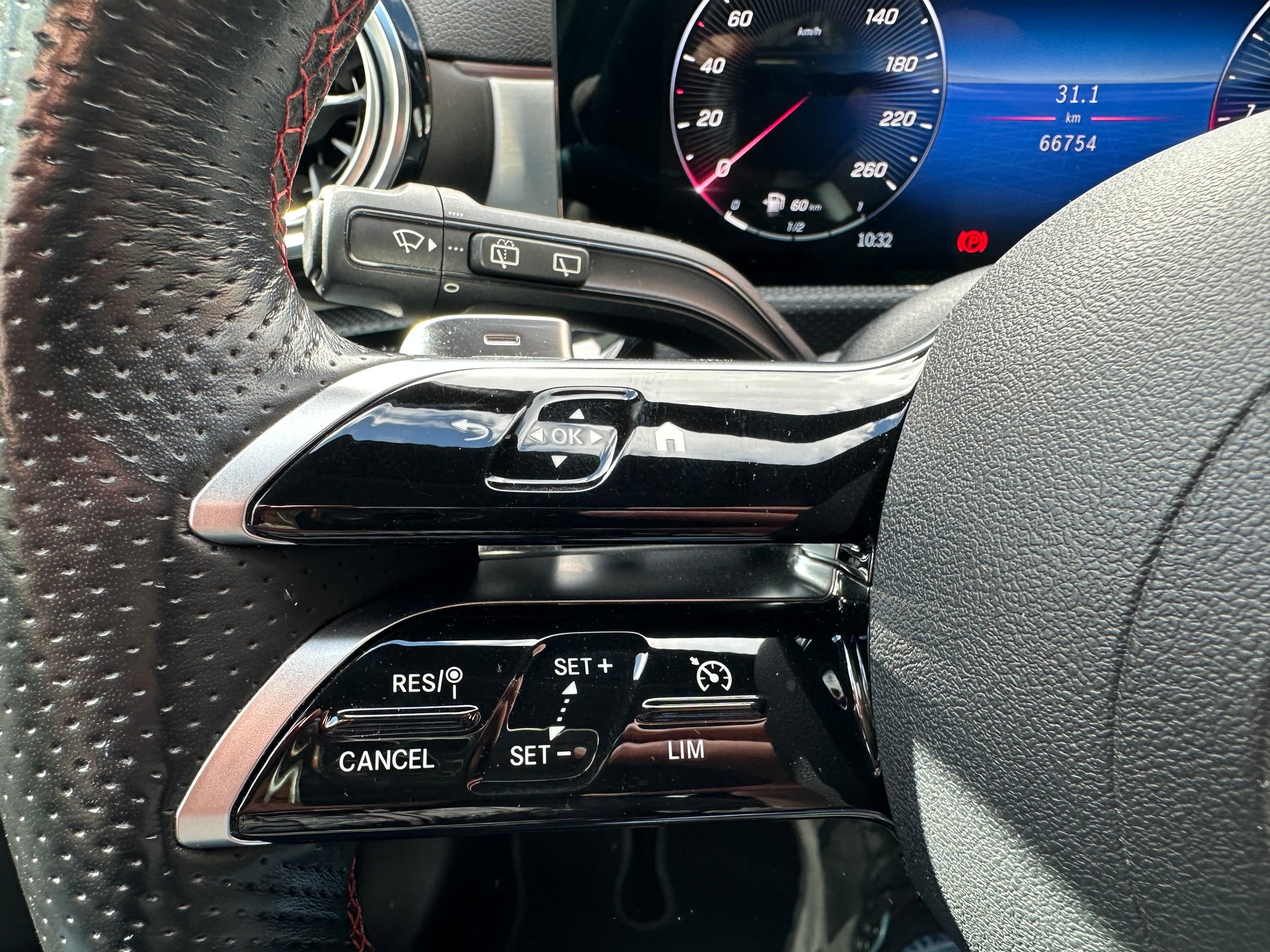 MERCEDES-BENZ A 220 4Matic 8G-DCT-image-9
