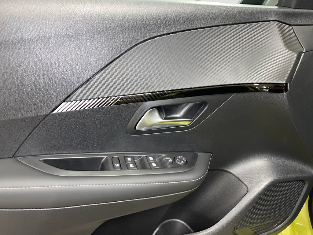PEUGEOT 208 e-Allure-image-11