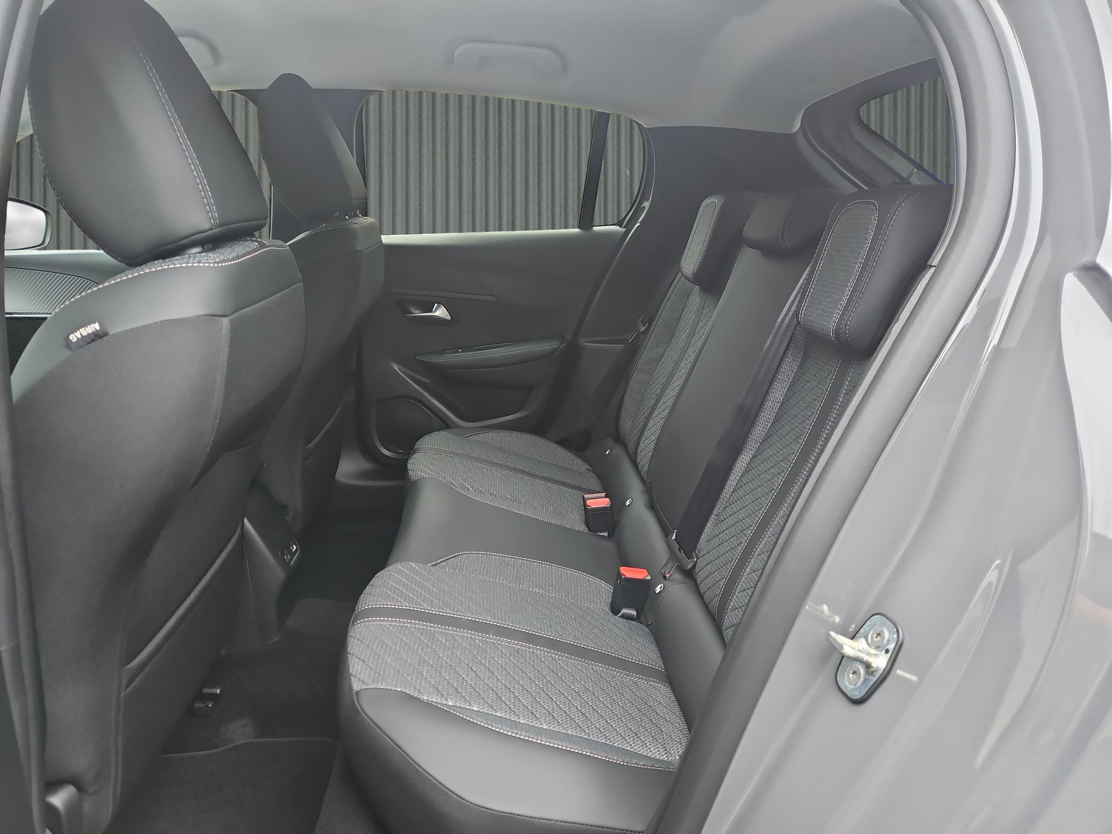 PEUGEOT 208 1.2 Hybrid Allure Premium-image-13