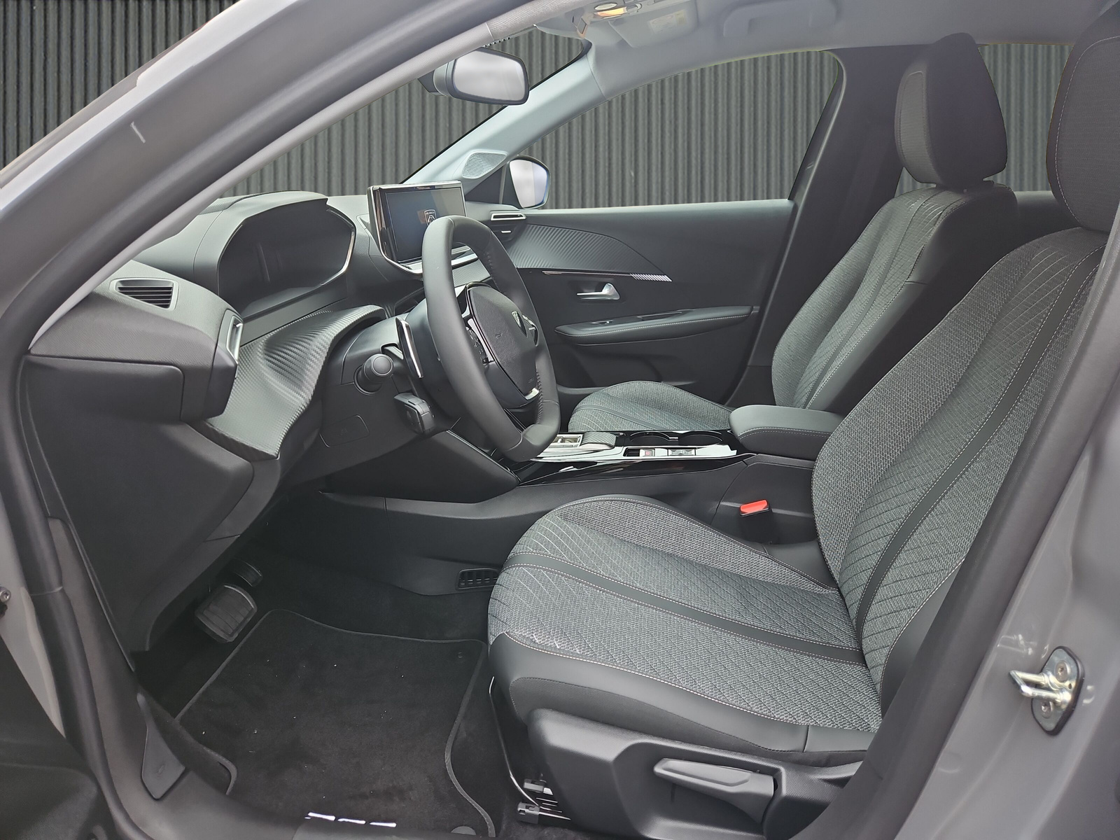 PEUGEOT 208 1.2 Hybrid Allure Premium-image-9