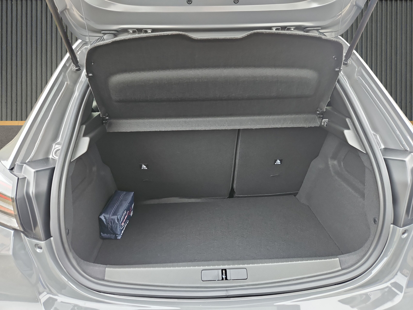 PEUGEOT 208 1.2 Hybrid Allure Premium-image-8