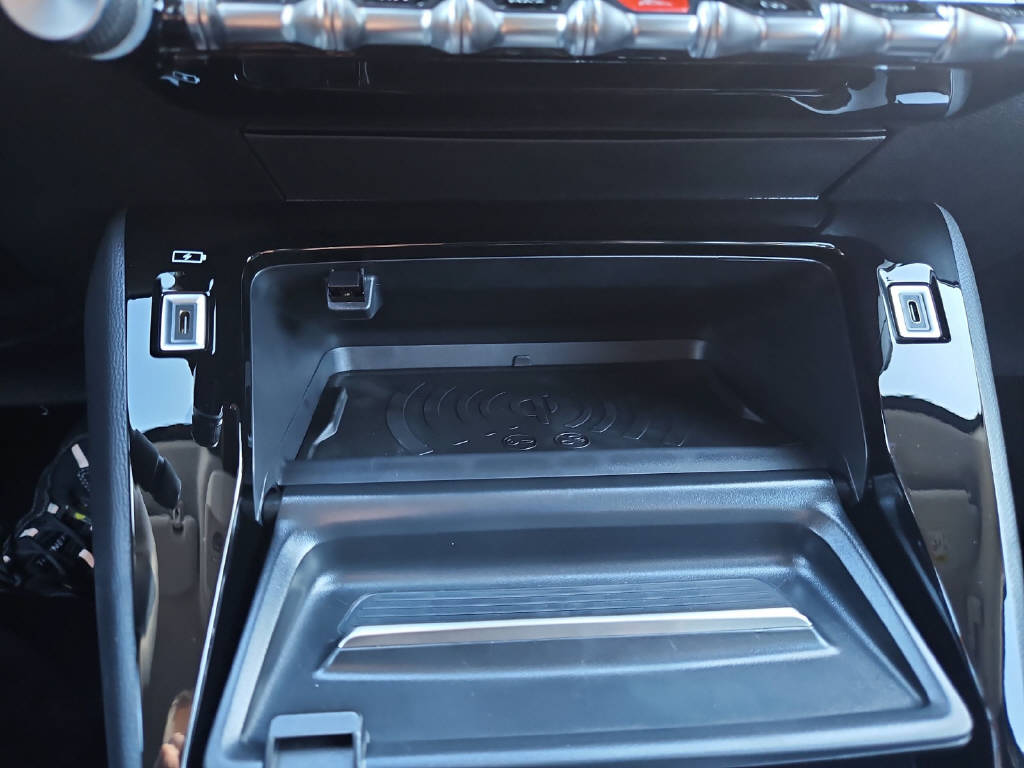 PEUGEOT 208 1.2 Hybrid Allure Premium-image-14
