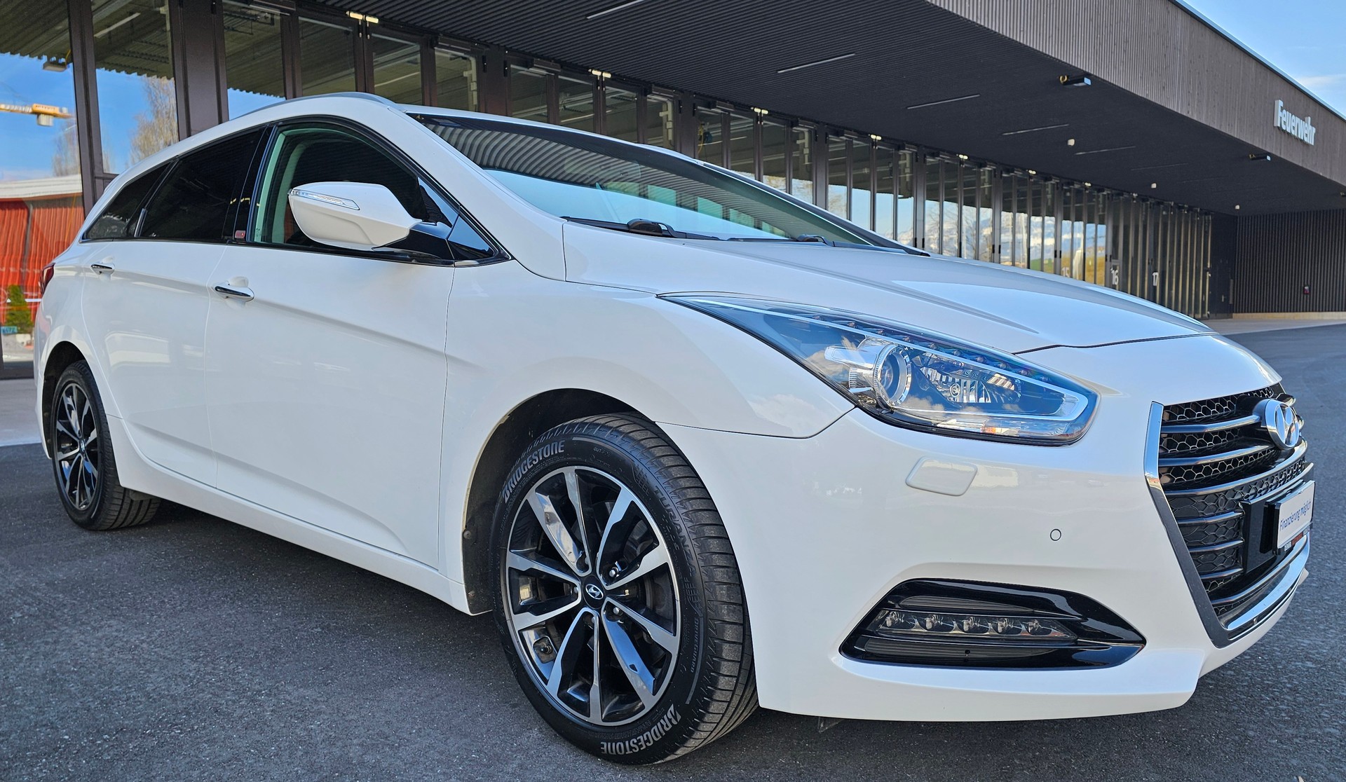 HYUNDAI i40 Wagon 1.7 CRDI Amplia Automatic-image-3