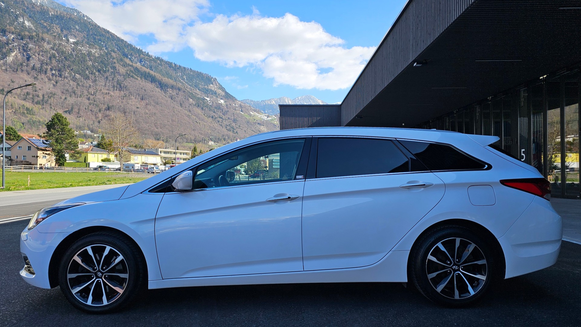 HYUNDAI i40 Wagon 1.7 CRDI Amplia Automatic-image-1