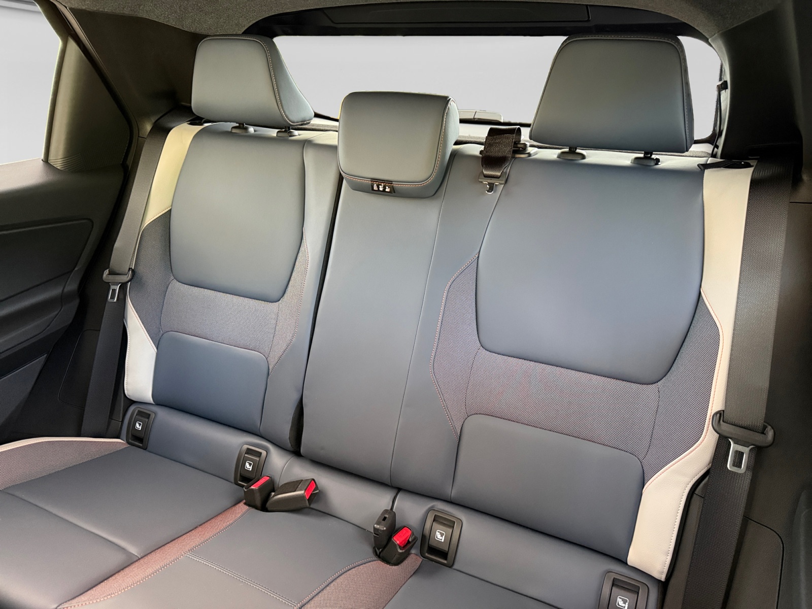 NISSAN Micra 52kWh Evolve, blau mit schwarzem Dach-image-15