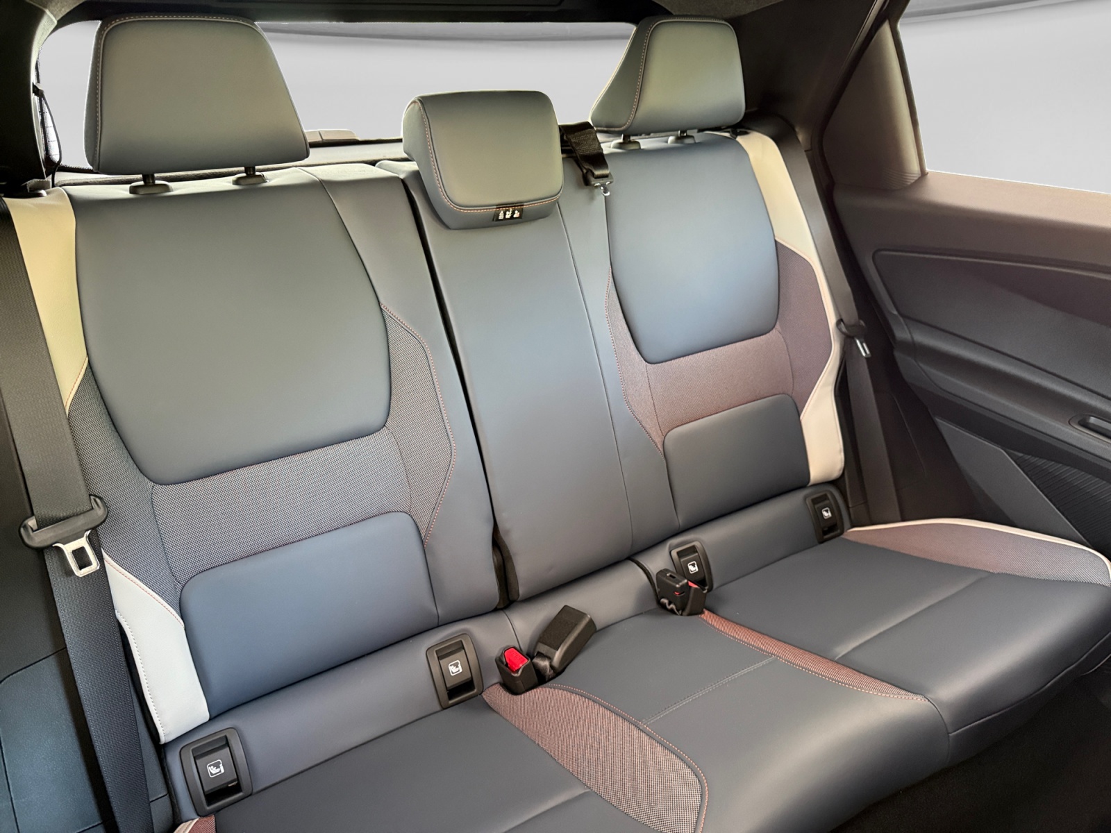 NISSAN Micra 52kWh Evolve, blau mit schwarzem Dach-image-17