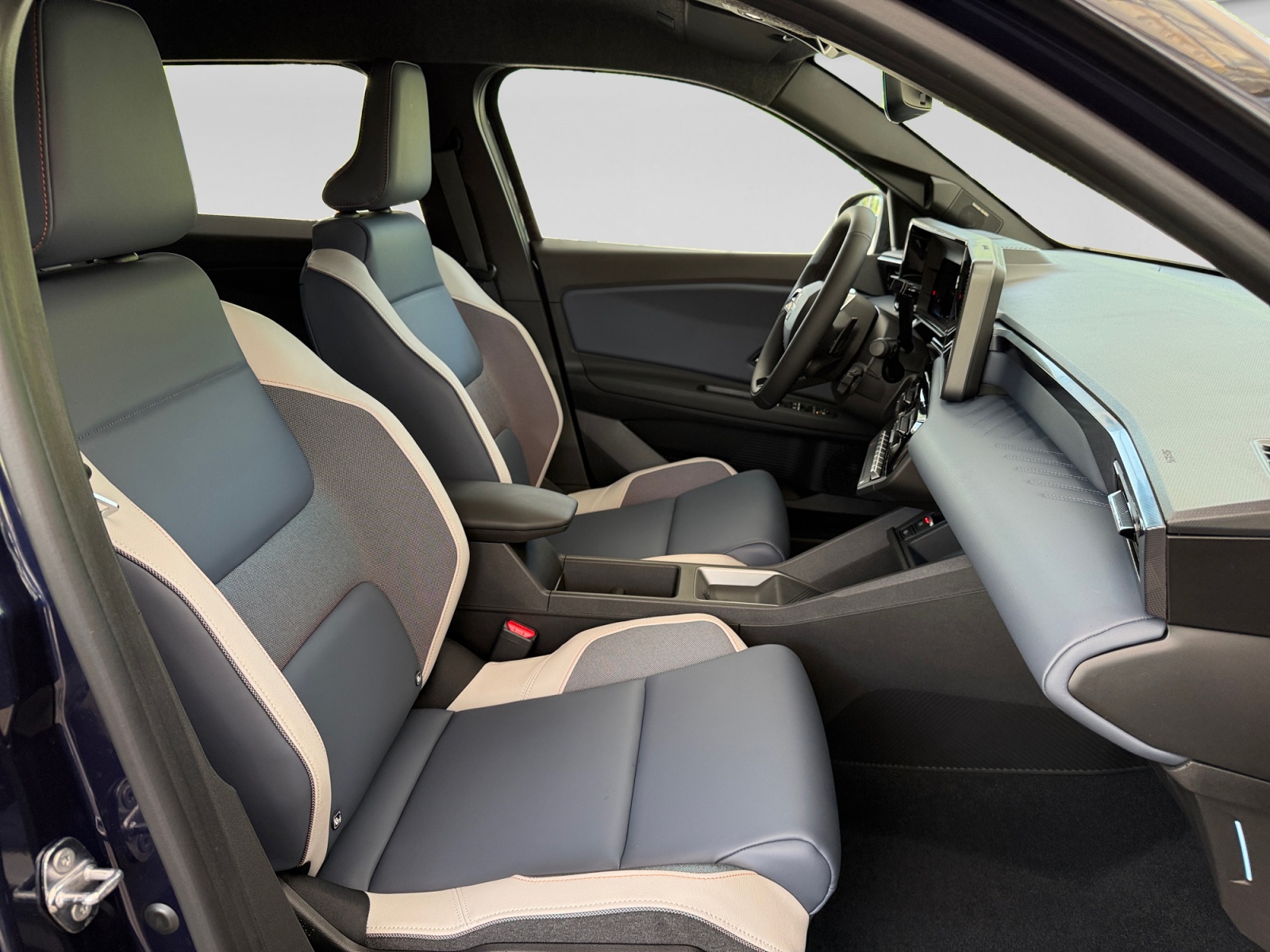 NISSAN Micra 52kWh Evolve, blau mit schwarzem Dach-image-16