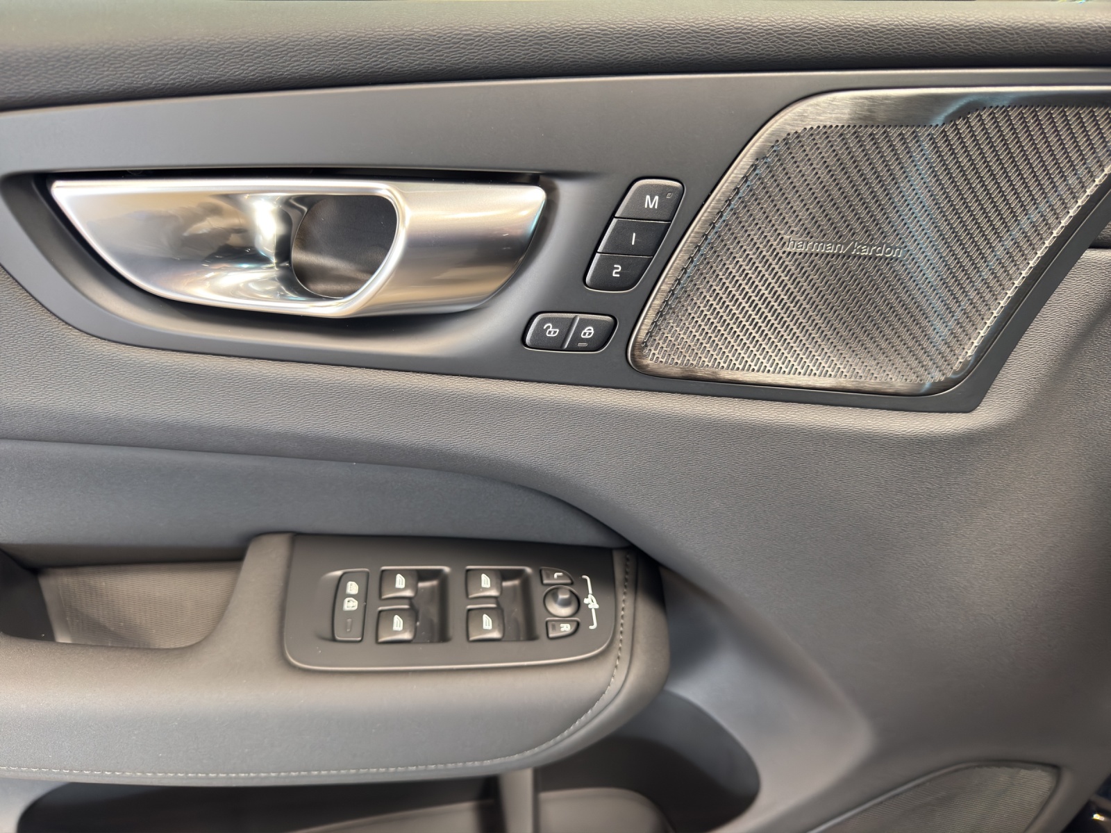 VOLVO XC60 2.0 T8 TE Ultra Dark eAWD-image-14