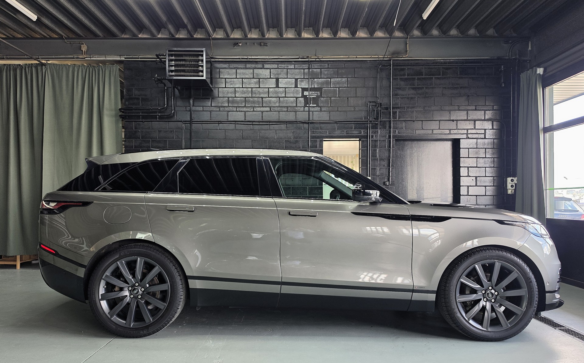 LAND ROVER Range Rover Velar 2.0 D 240 R-Dynamic SE-image-1
