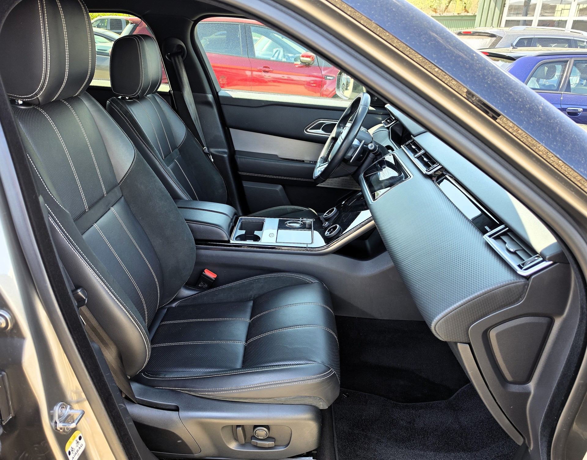 LAND ROVER Range Rover Velar 2.0 D 240 R-Dynamic SE-image-4