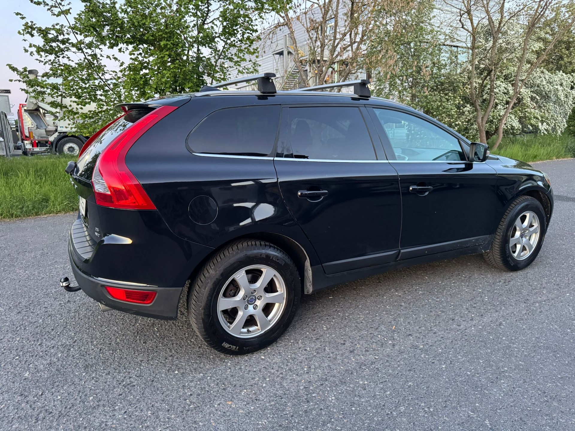 VOLVO XC60 D5 AWD Kinetic Geartronic-image-3