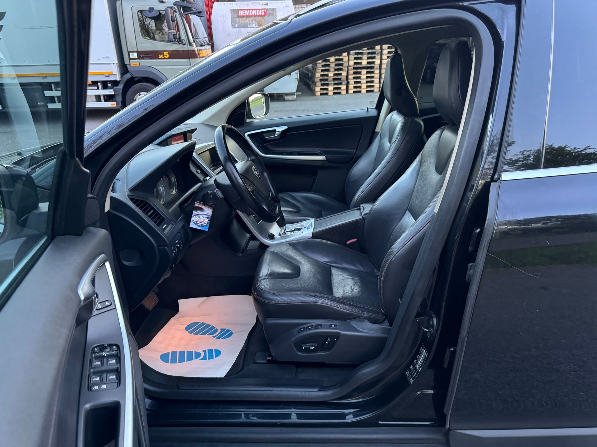 VOLVO XC60 D5 AWD Kinetic Geartronic-image-15
