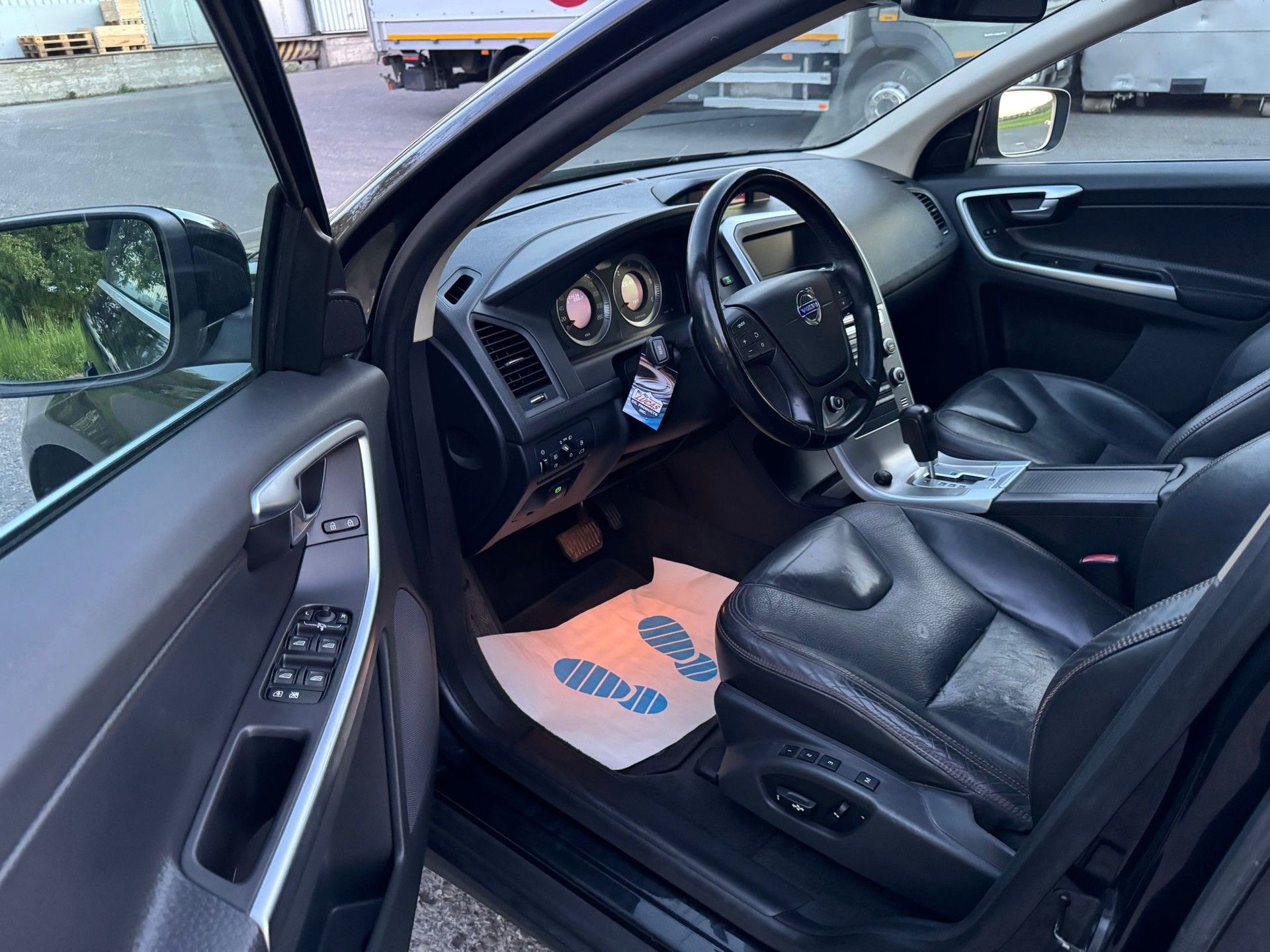 VOLVO XC60 D5 AWD Kinetic Geartronic-image-17