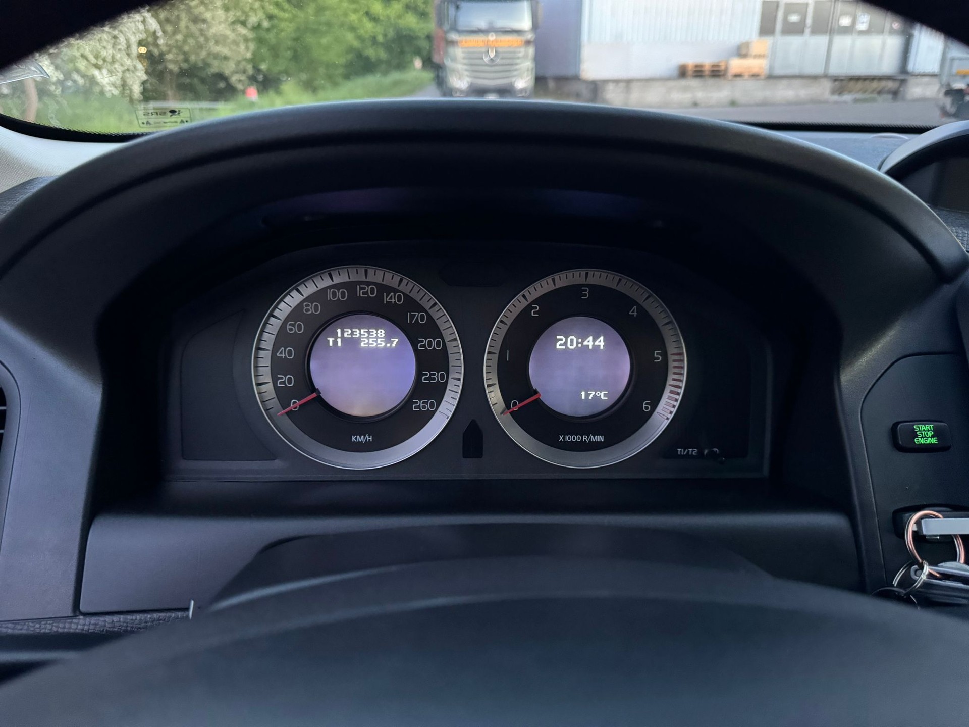VOLVO XC60 D5 AWD Kinetic Geartronic-image-23