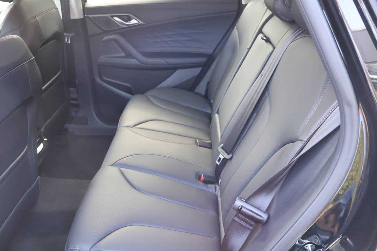 MG HS 1.5 Hybrid Luxury-image-13