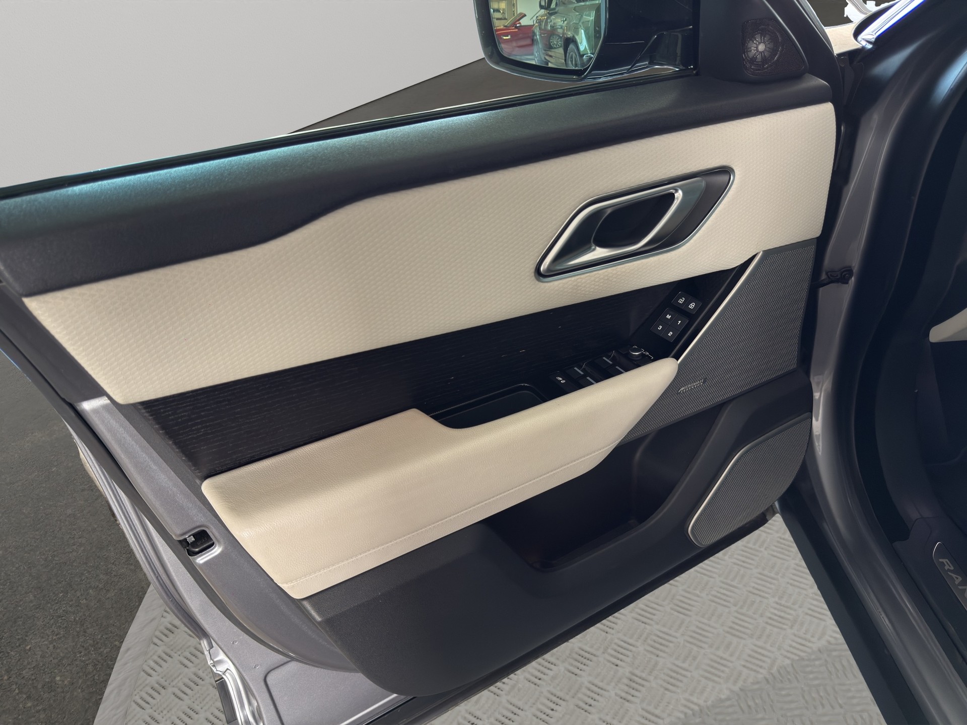 LAND ROVER Range Rover Velar 2.0 T SE-image-13