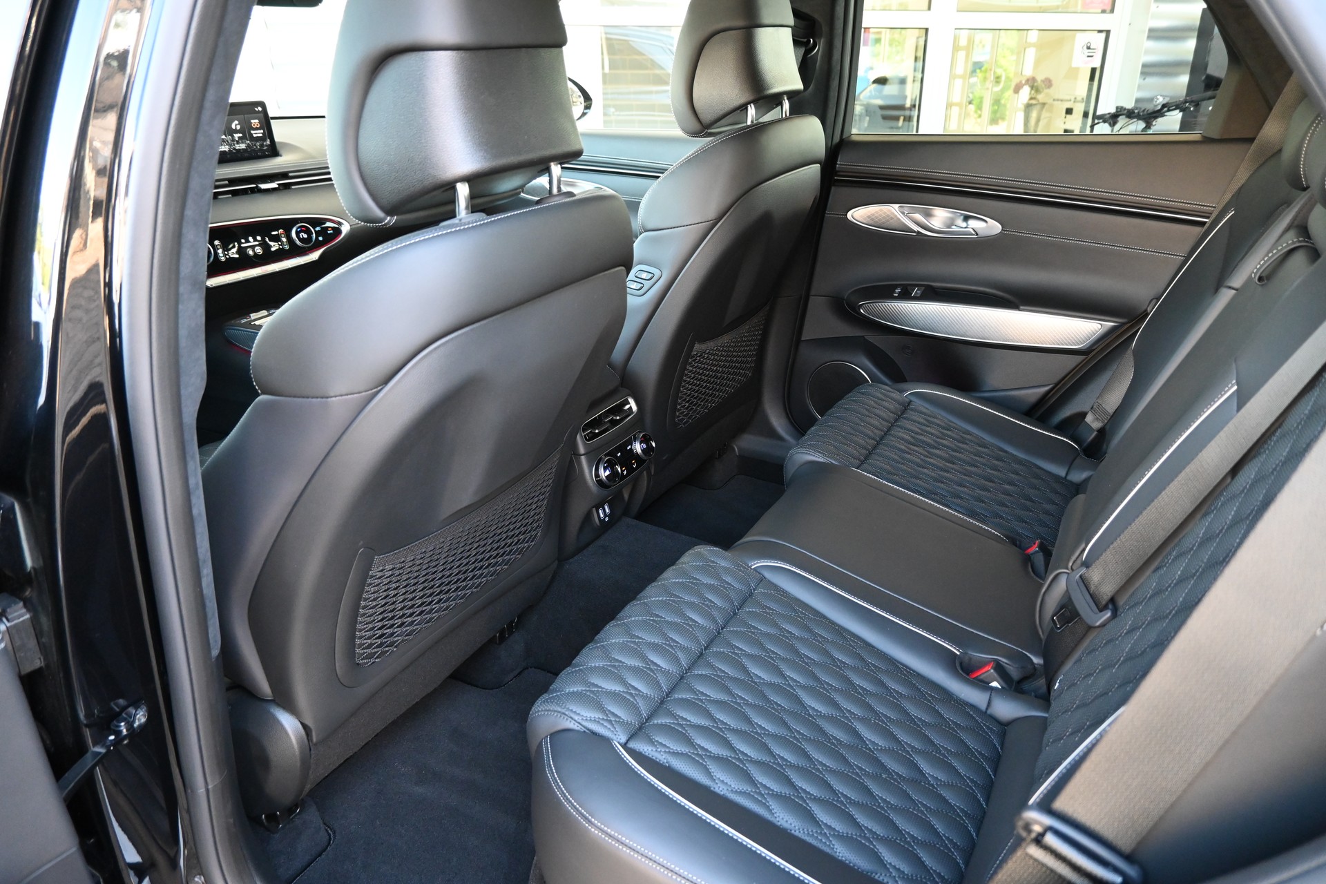 GENESIS GV70 2.2 CRDI Luxury Black/Black AT8 AWD 4X4 + Voll-Ausstattung-image-12