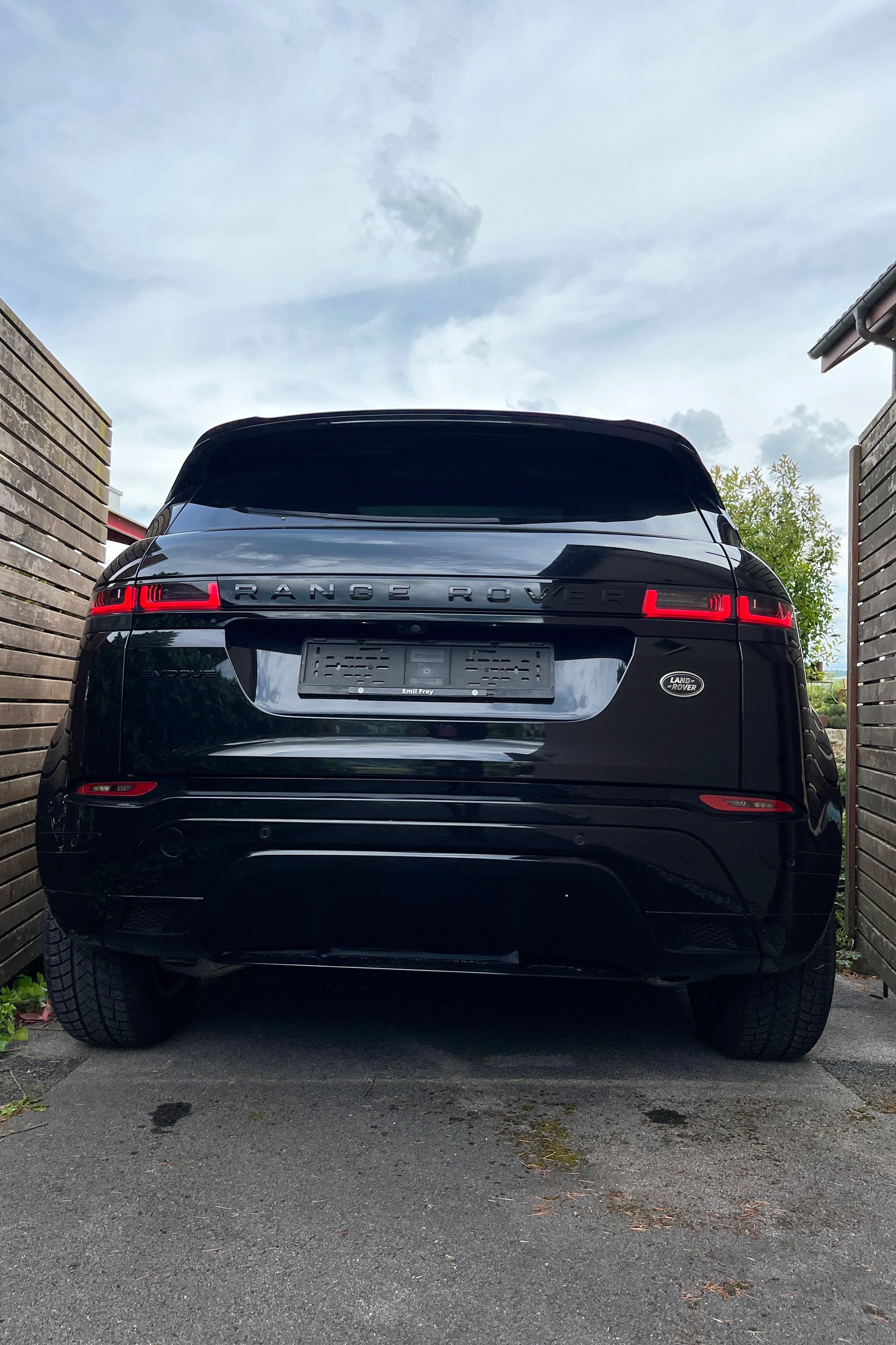 LAND ROVER 2.0 T 250 R-Dynamic SE-image-2
