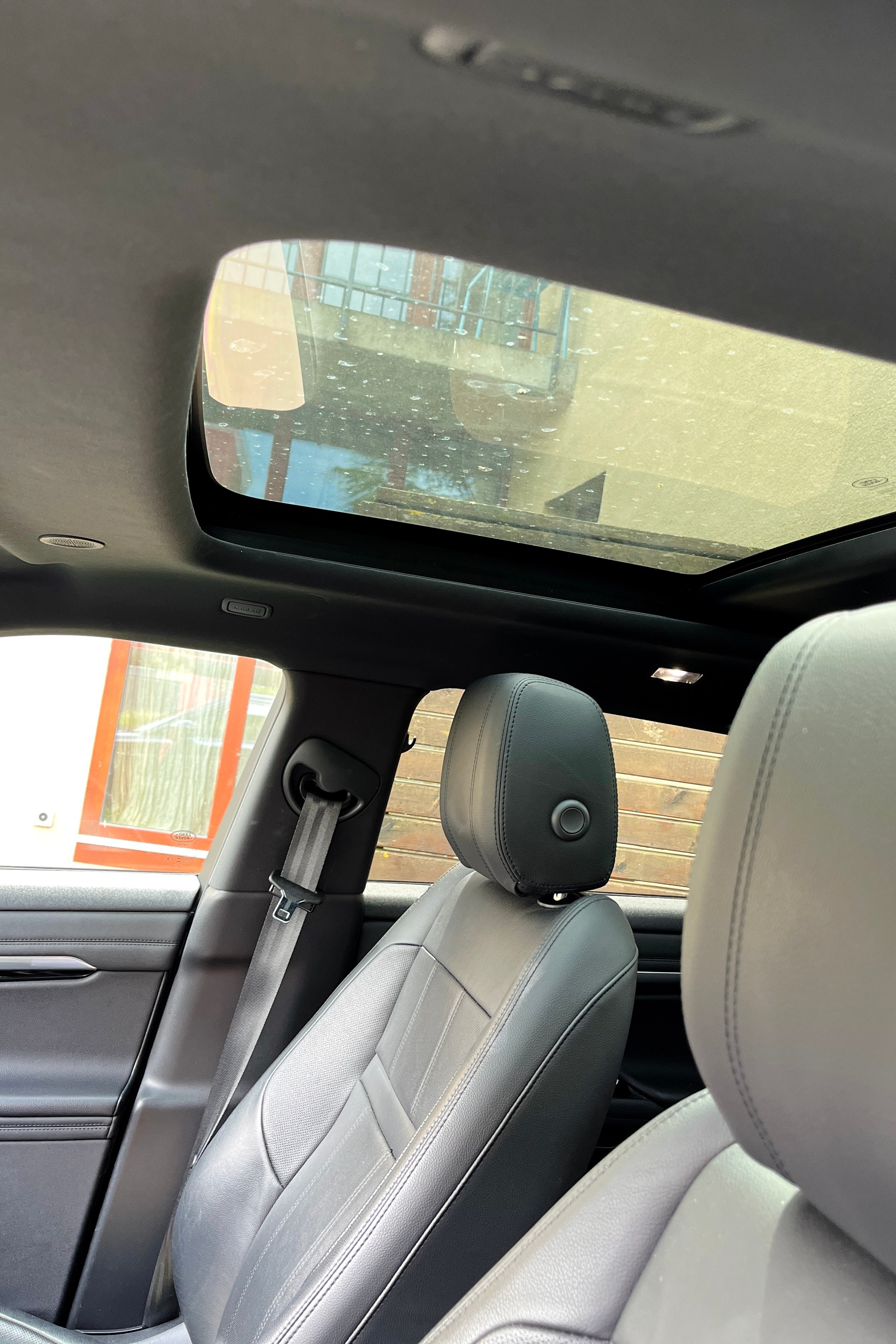 LAND ROVER 2.0 T 250 R-Dynamic SE-image-3