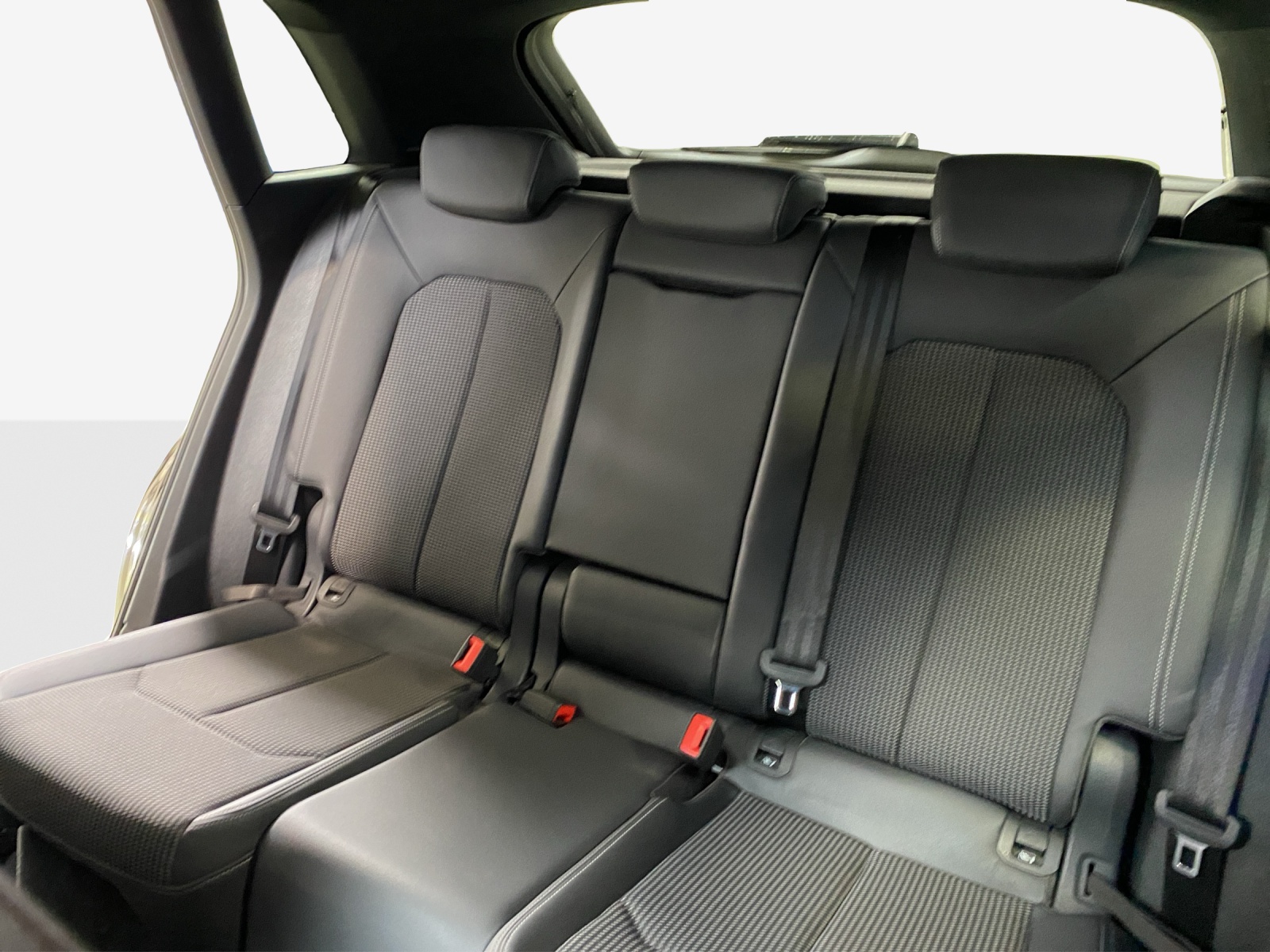 AUDI Q3 45 TFSI e S line S-tronic-image-12