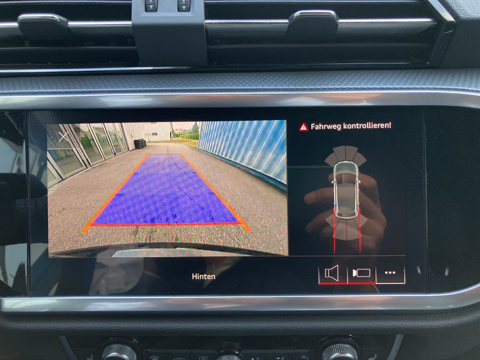 AUDI Q3 45 TFSI e S line S-tronic-image-14