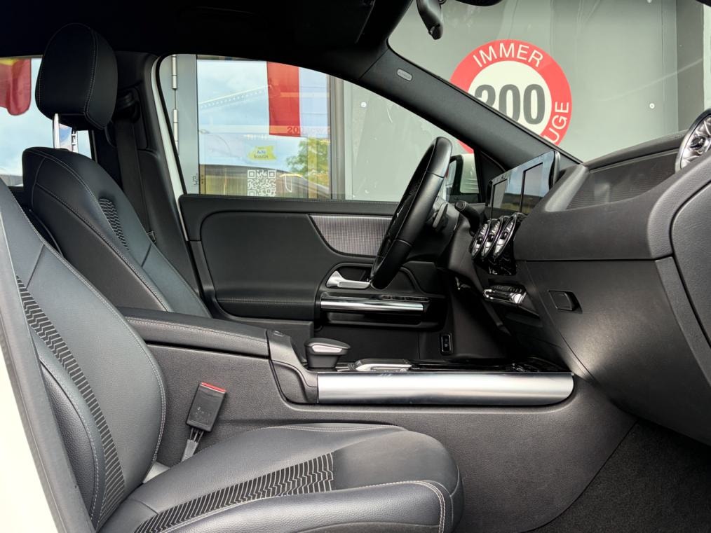 MERCEDES-BENZ EQA 250-image-8