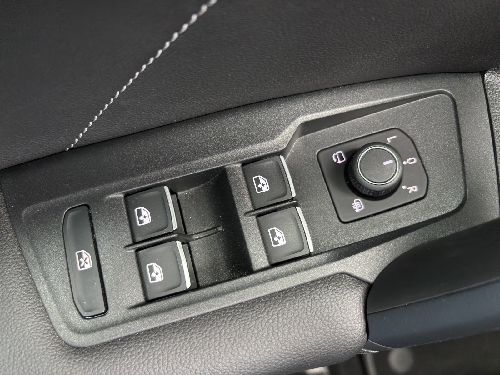 VW Tiguan 2.0TSI R-Line 4Motion DSG mit AHK & Winterräder-image-27