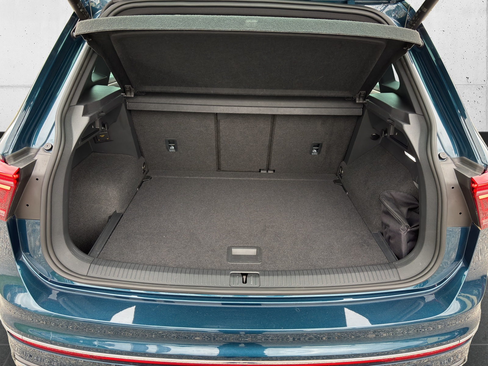 VW Tiguan 2.0TSI R-Line 4Motion DSG mit AHK & Winterräder-image-7