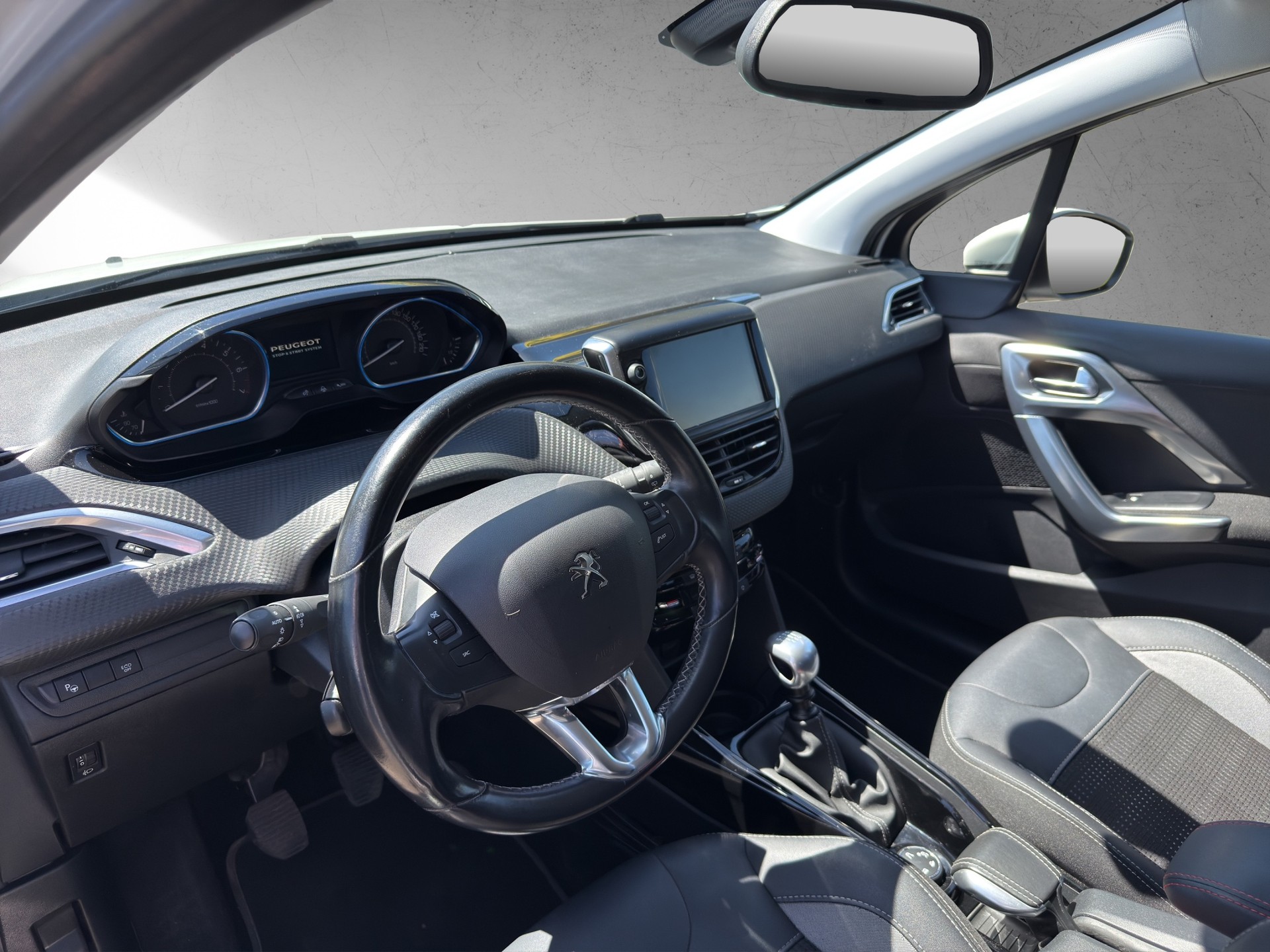 PEUGEOT 2008 1.2 PureTech GT Line-image-5