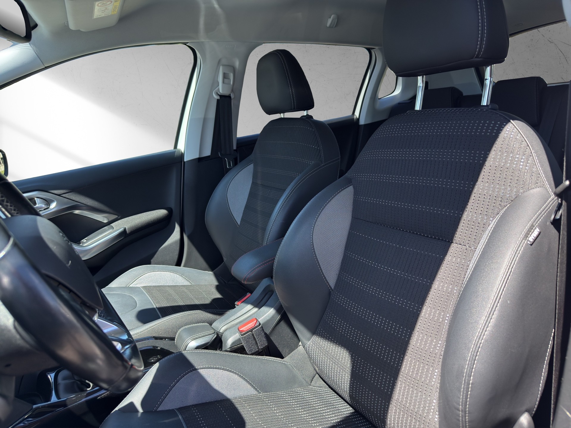 PEUGEOT 2008 1.2 PureTech GT Line-image-7