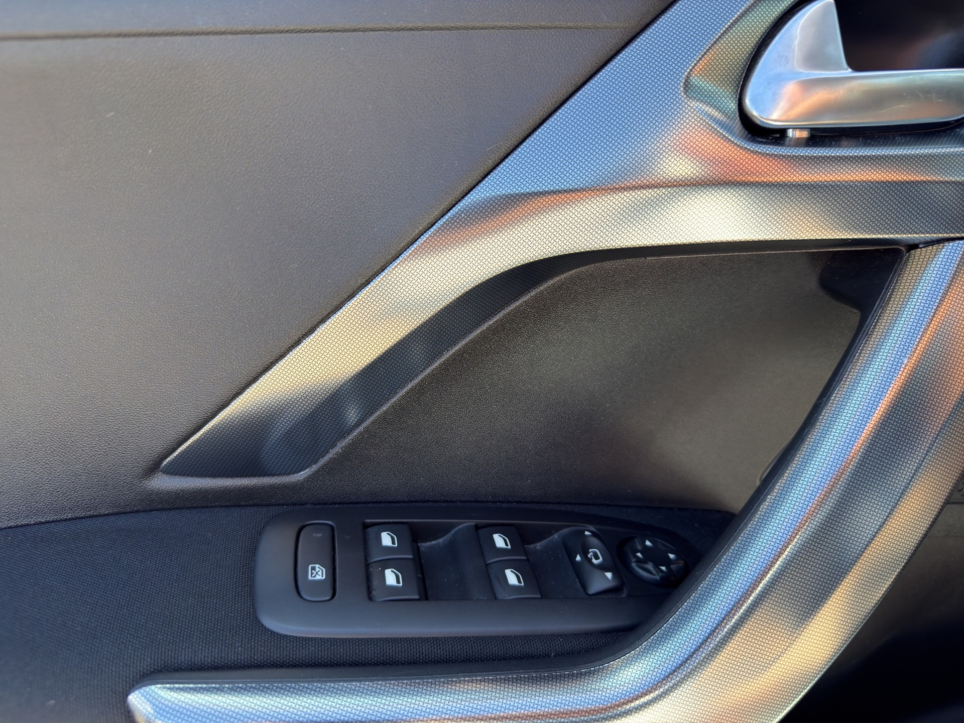 PEUGEOT 2008 1.2 PureTech GT Line-image-9