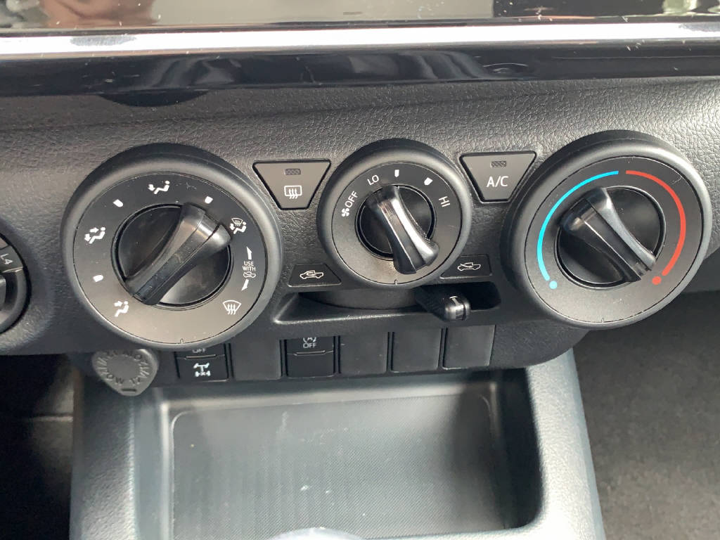 TOYOTA Hi-Lux Double Cab.-Pick-up 2.4 D-4D 150 Comfort-image-9
