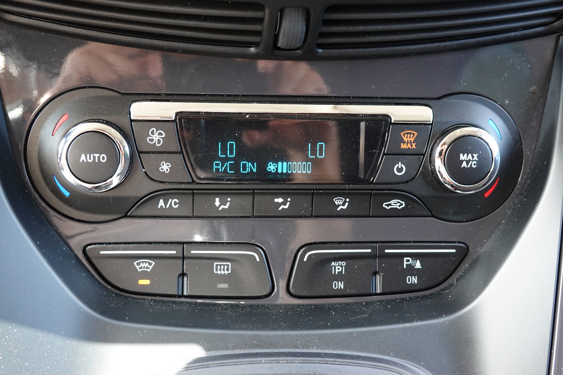 FORD Kuga 2.0 TDCi Titanium 4WD PowerShift "* Véhicule CH * 8 Roues Complètes * Caméra de Recul * Sièges Chauffant * GPS *-image-14