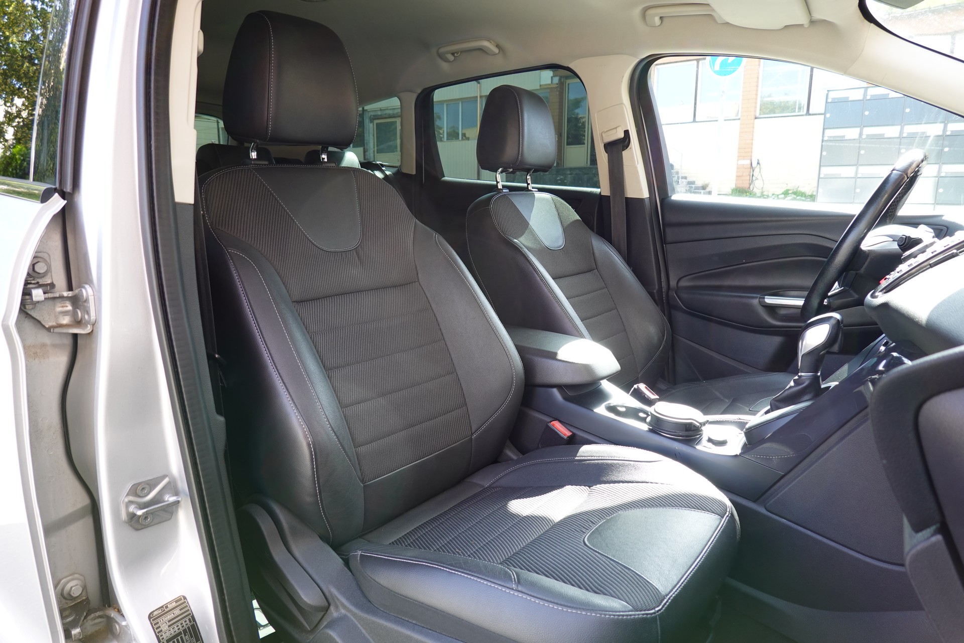 FORD Kuga 2.0 TDCi Titanium 4WD PowerShift "* Véhicule CH * 8 Roues Complètes * Caméra de Recul * Sièges Chauffant * GPS *-image-19