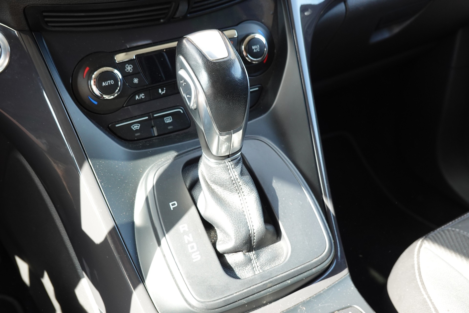 FORD Kuga 2.0 TDCi Titanium 4WD PowerShift "* Véhicule CH * 8 Roues Complètes * Caméra de Recul * Sièges Chauffant * GPS *-image-16