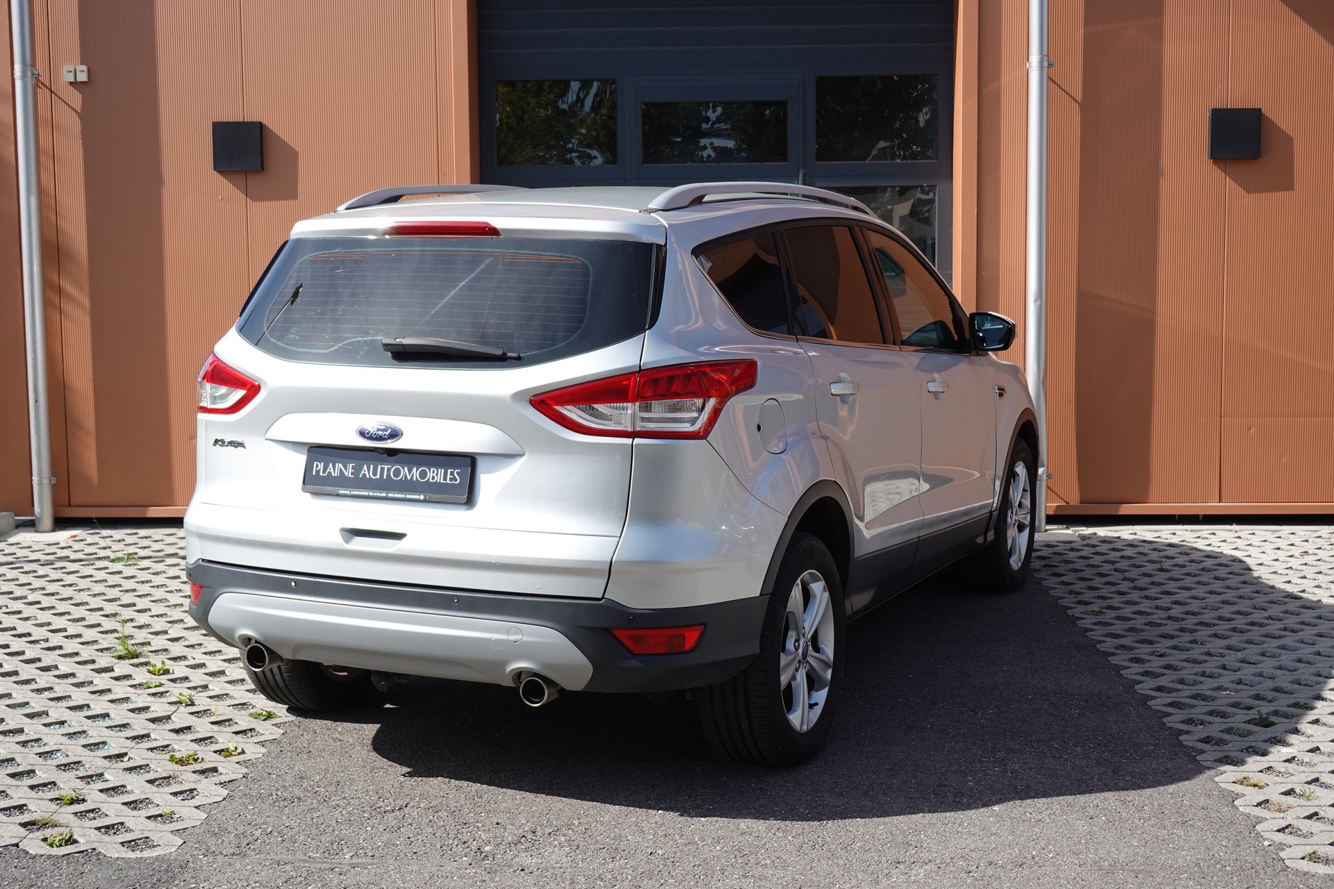 FORD Kuga 2.0 TDCi Titanium 4WD PowerShift "* Véhicule CH * 8 Roues Complètes * Caméra de Recul * Sièges Chauffant * GPS *-image-7