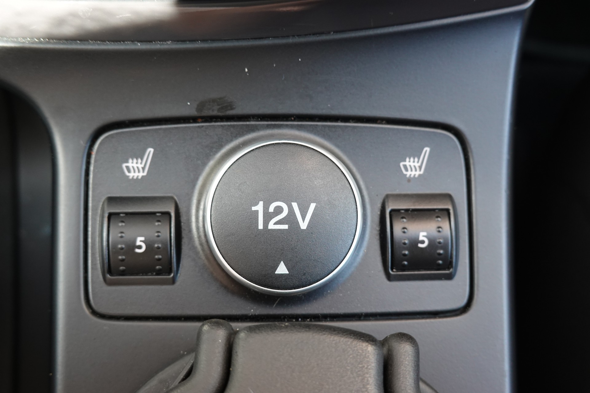 FORD Kuga 2.0 TDCi Titanium 4WD PowerShift "* Véhicule CH * 8 Roues Complètes * Caméra de Recul * Sièges Chauffant * GPS *-image-15