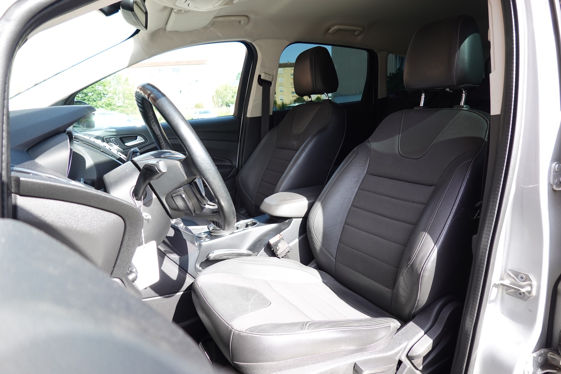FORD Kuga 2.0 TDCi Titanium 4WD PowerShift "* Véhicule CH * 8 Roues Complètes * Caméra de Recul * Sièges Chauffant * GPS *-image-18
