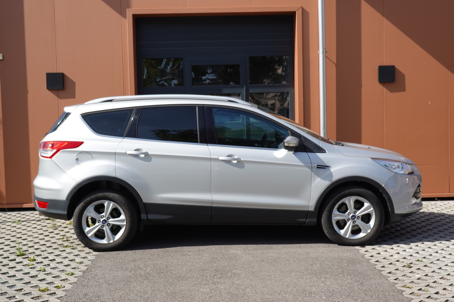 FORD Kuga 2.0 TDCi Titanium 4WD PowerShift "* Véhicule CH * 8 Roues Complètes * Caméra de Recul * Sièges Chauffant * GPS *-image-3