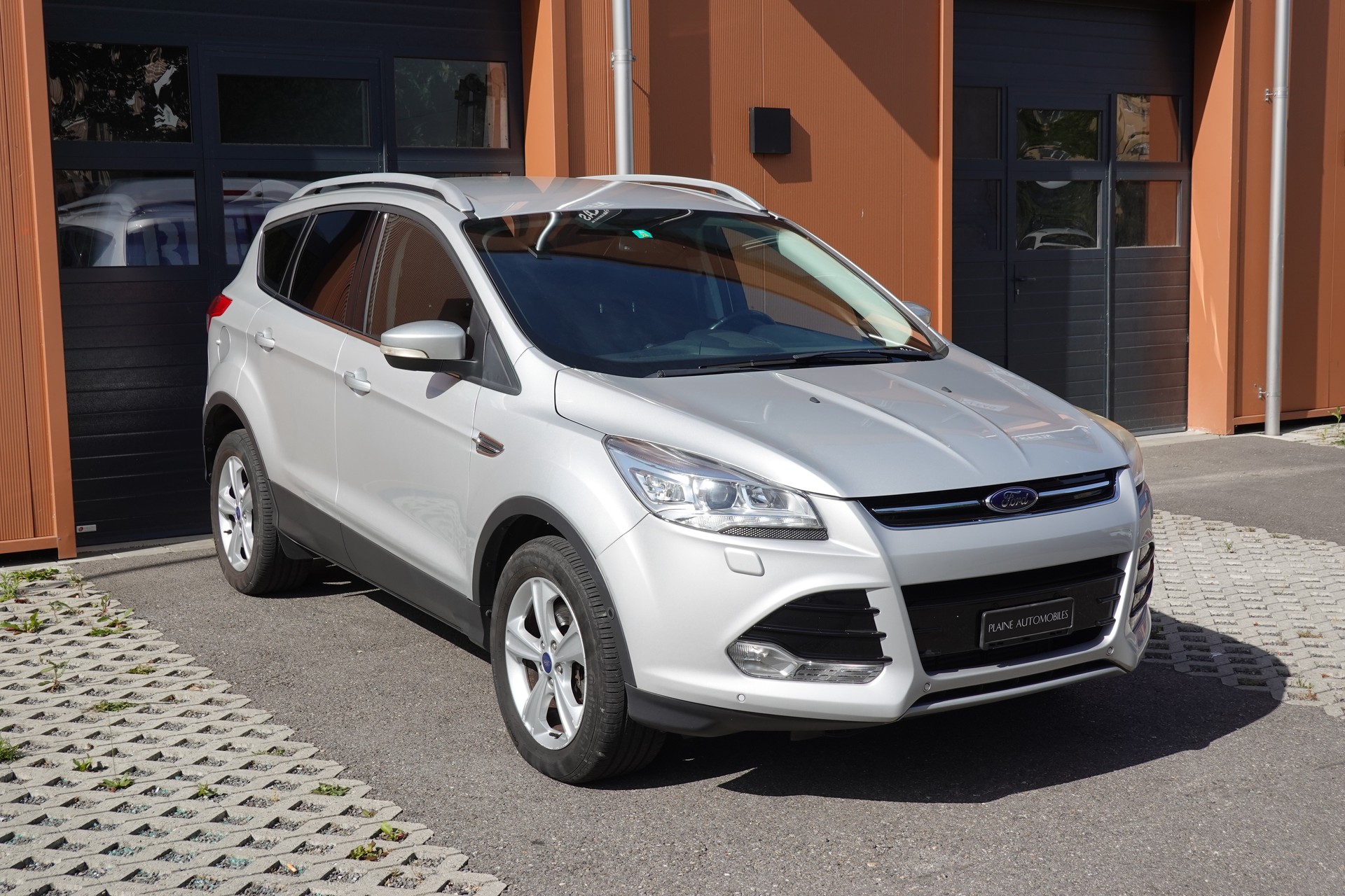 FORD Kuga 2.0 TDCi Titanium 4WD PowerShift "* Véhicule CH * 8 Roues Complètes * Caméra de Recul * Sièges Chauffant * GPS *-image-2