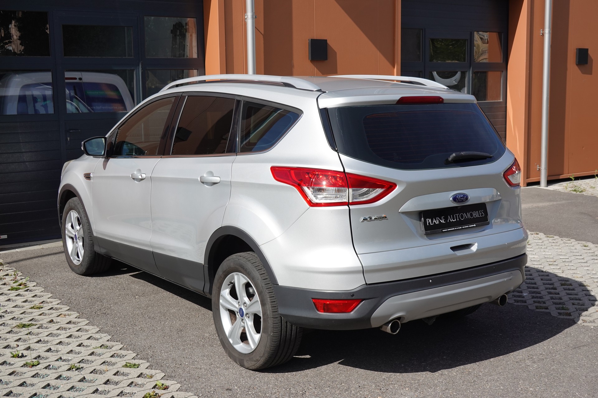 FORD Kuga 2.0 TDCi Titanium 4WD PowerShift "* Véhicule CH * 8 Roues Complètes * Caméra de Recul * Sièges Chauffant * GPS *-image-9