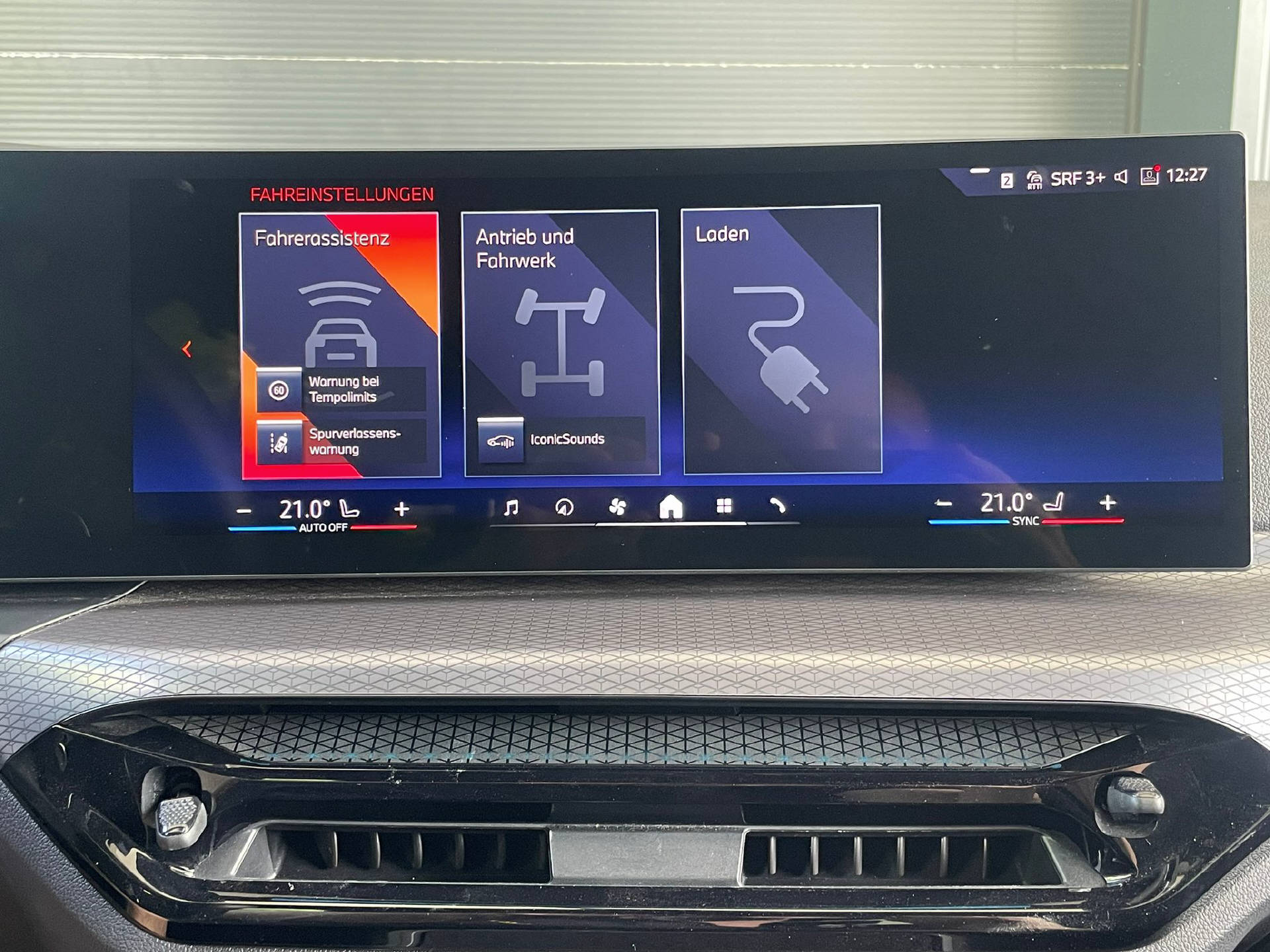 BMW 330e xDrive SAG Touring-image-11