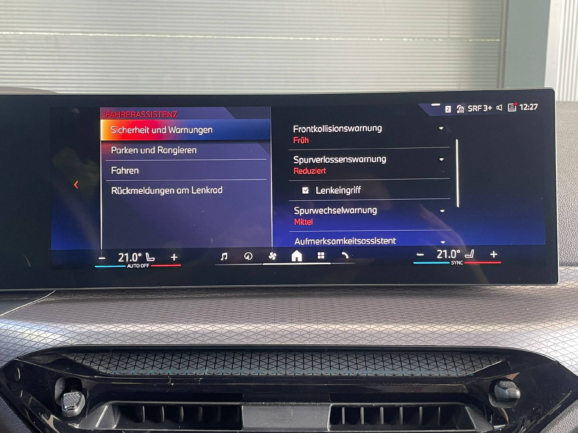 BMW 330e xDrive SAG Touring-image-10