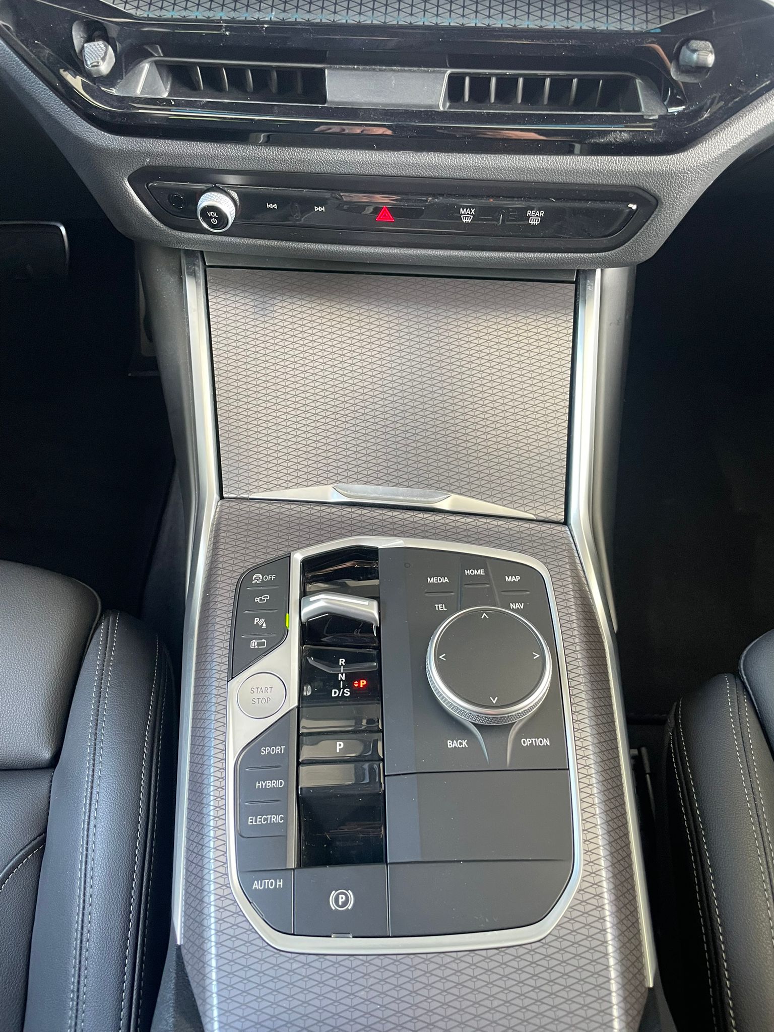BMW 330e xDrive SAG Touring-image-9