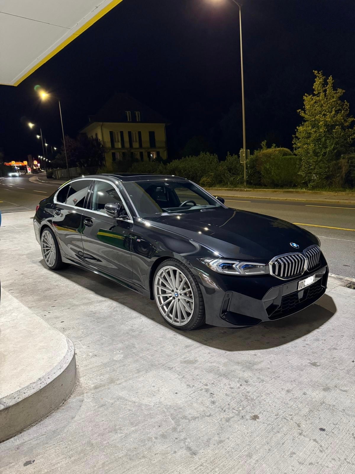 BMW 330i xDrive-image-0