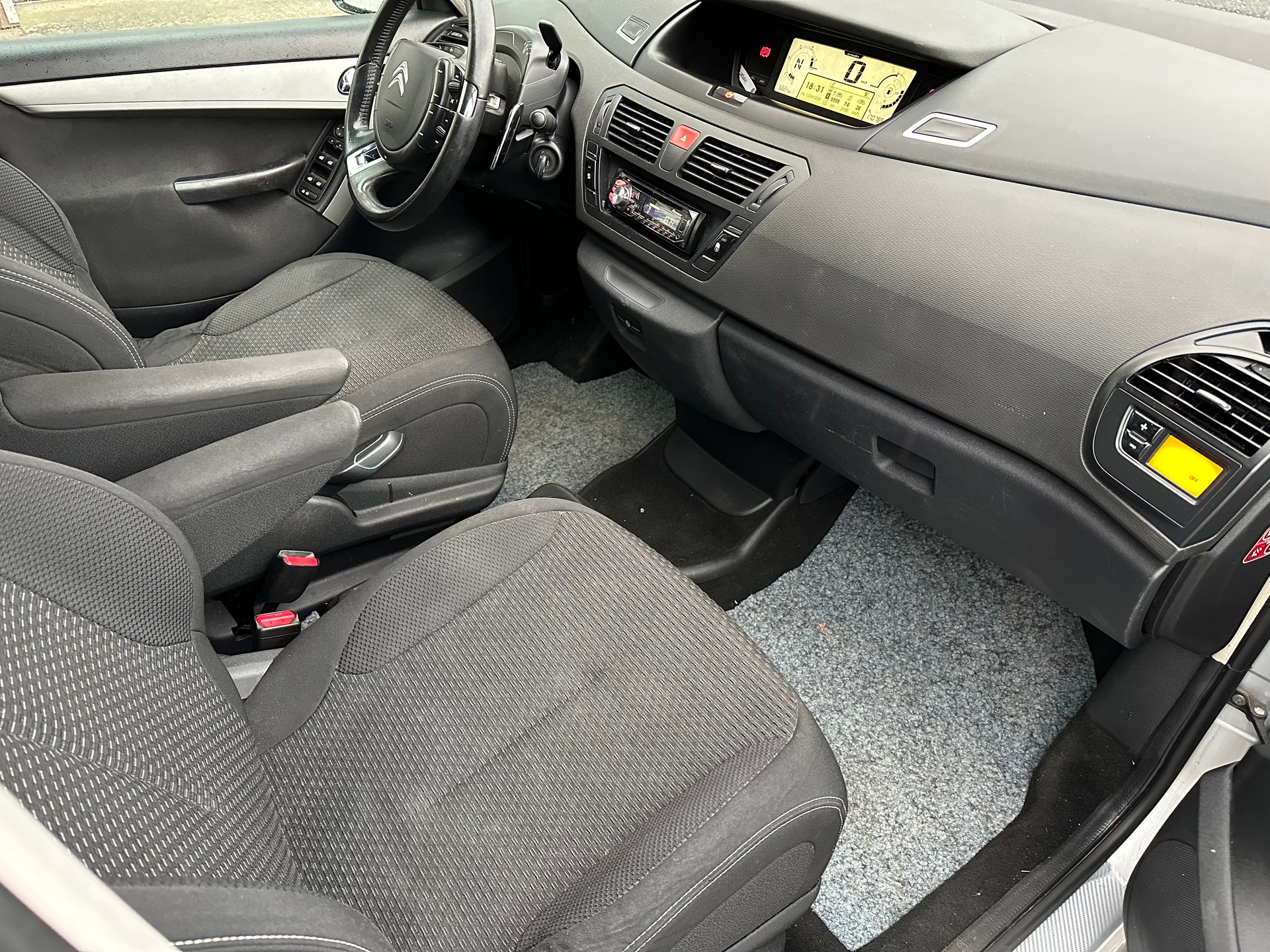 CITROEN Grand C4 Picasso 1.6 HDI 16V Attraction EGS6-image-9