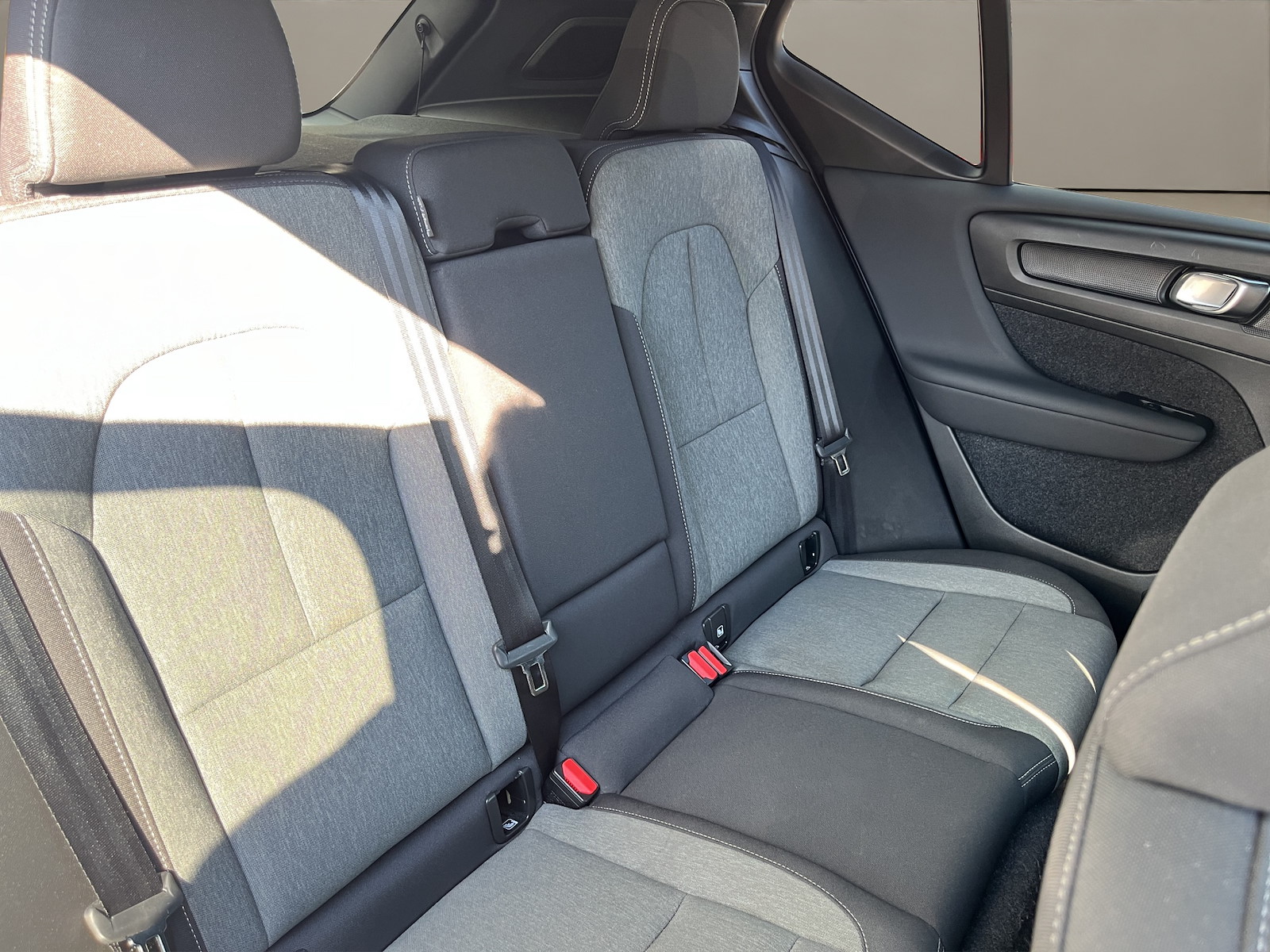 VOLVO XC40 2.0 B3 MH Plus Dark-image-11
