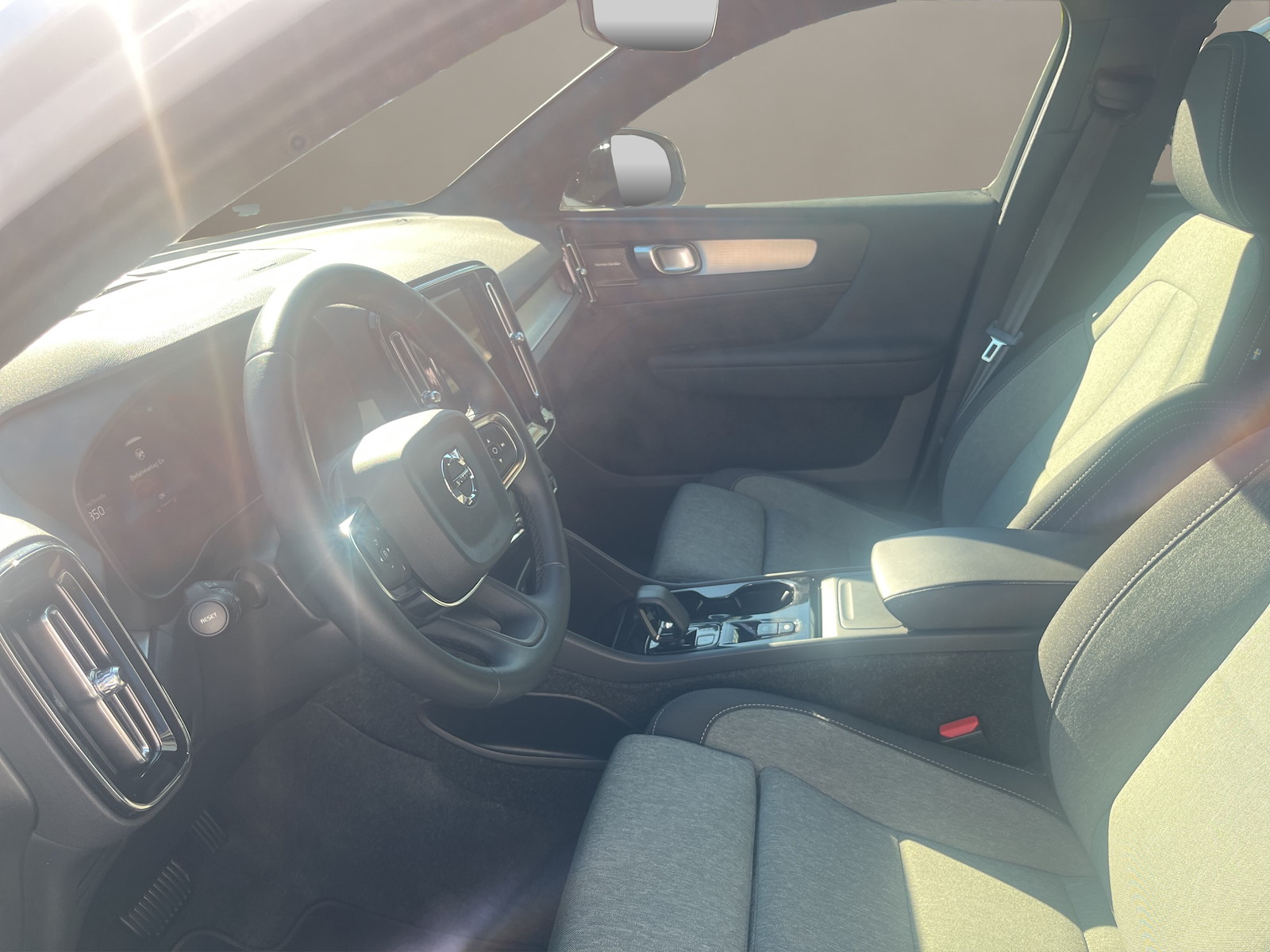 VOLVO XC40 2.0 B3 MH Plus Dark-image-8