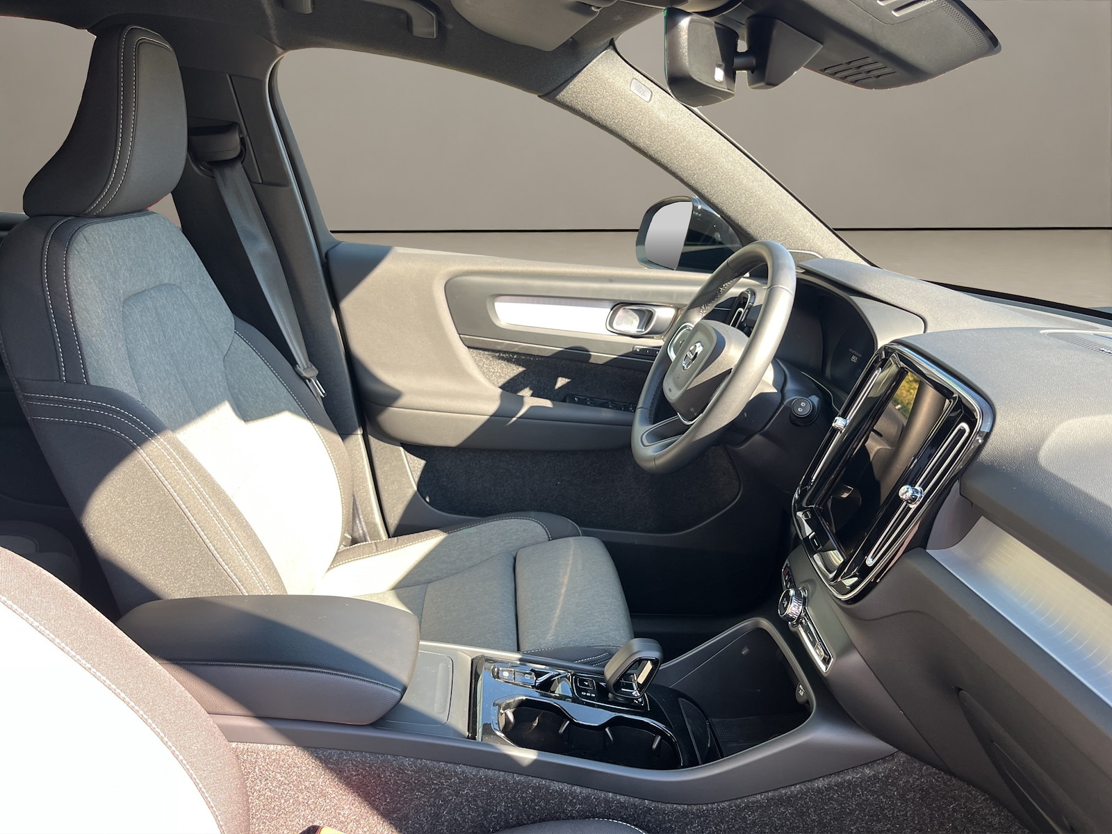 VOLVO XC40 2.0 B3 MH Plus Dark-image-10