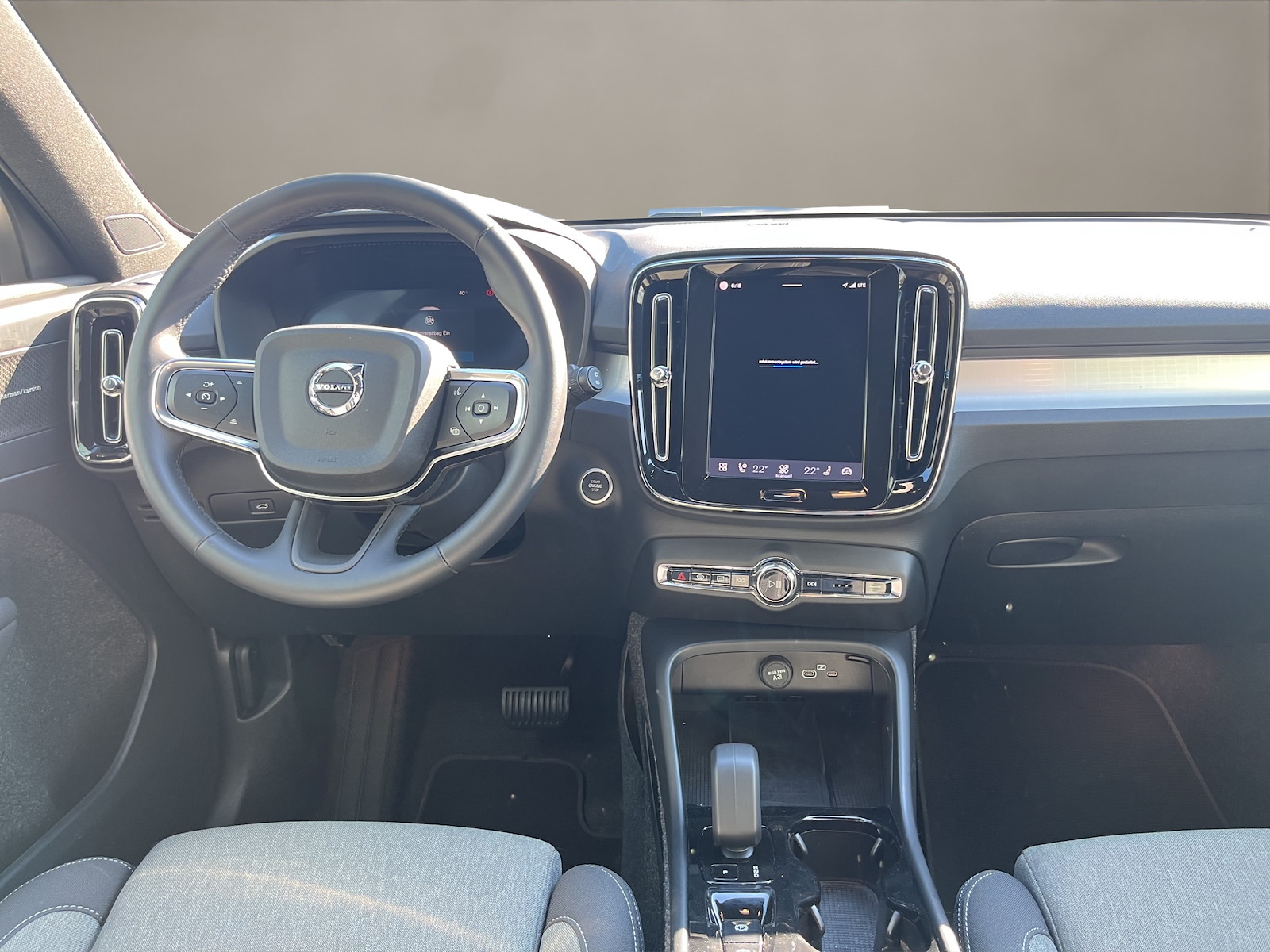VOLVO XC40 2.0 B3 MH Plus Dark-image-12